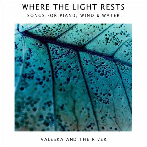 Where the light rests - Valeska and the River
